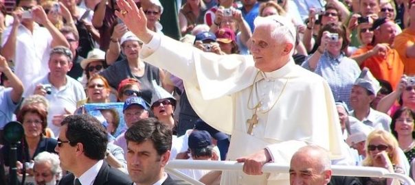 Denunciáciou pravej cirkvi odhaľuje pápež Benedikt svoj vlastný systém
